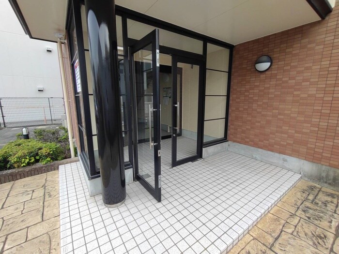物件外観写真3　(エントランス部分)