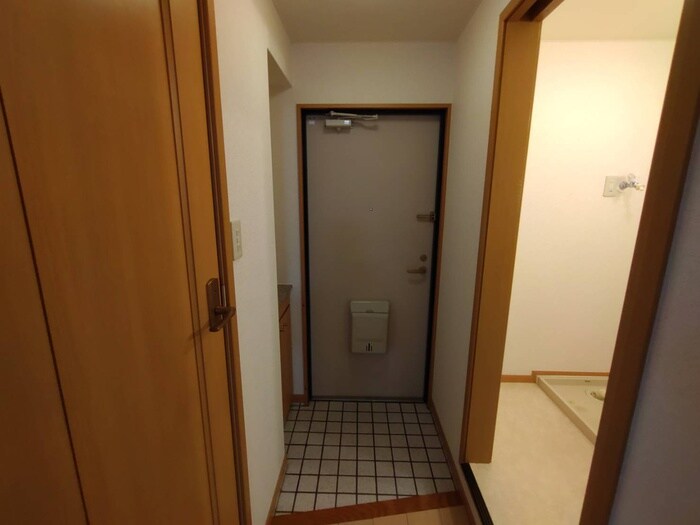 物件内観写真16　(玄関)