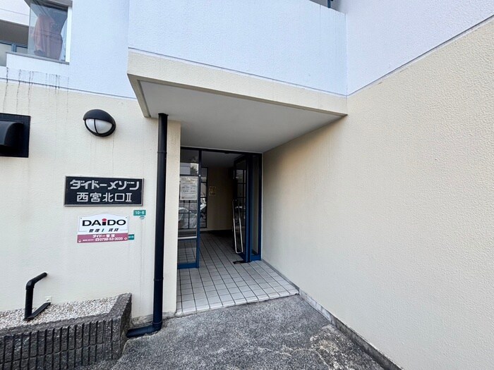 物件外観写真2　(エントランス部分)