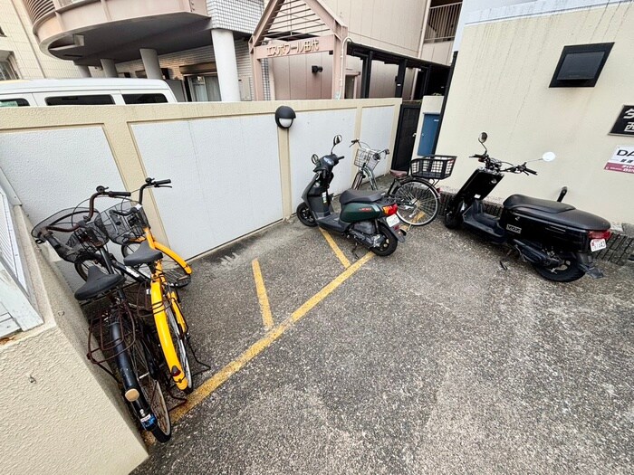物件外観写真4　(駐輪場)
