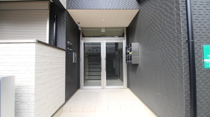 物件外観写真6　(エントランス部分)