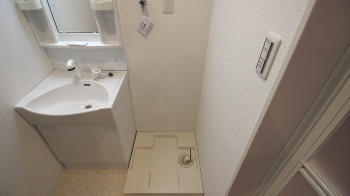 物件内観写真12　(洗濯機置場)