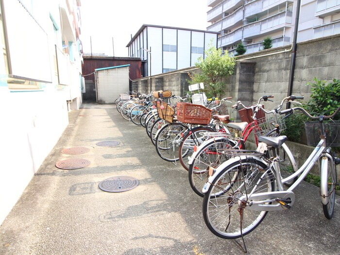 物件外観写真4　(駐輪場)