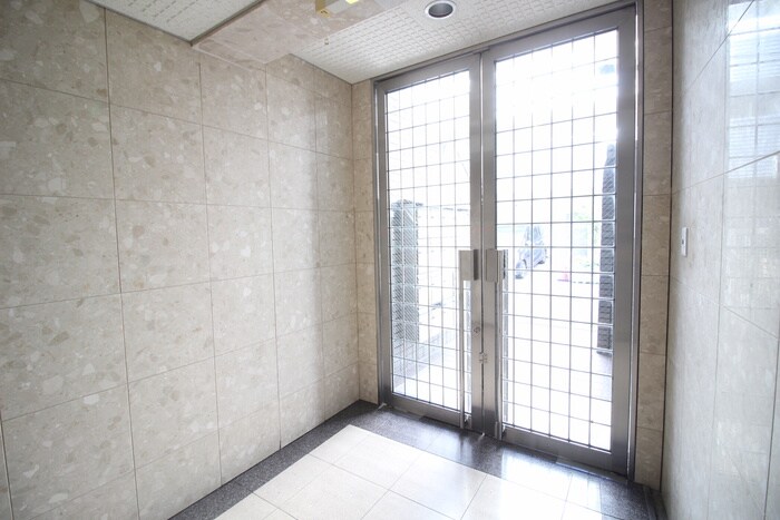 物件外観写真3　(エントランス部分)