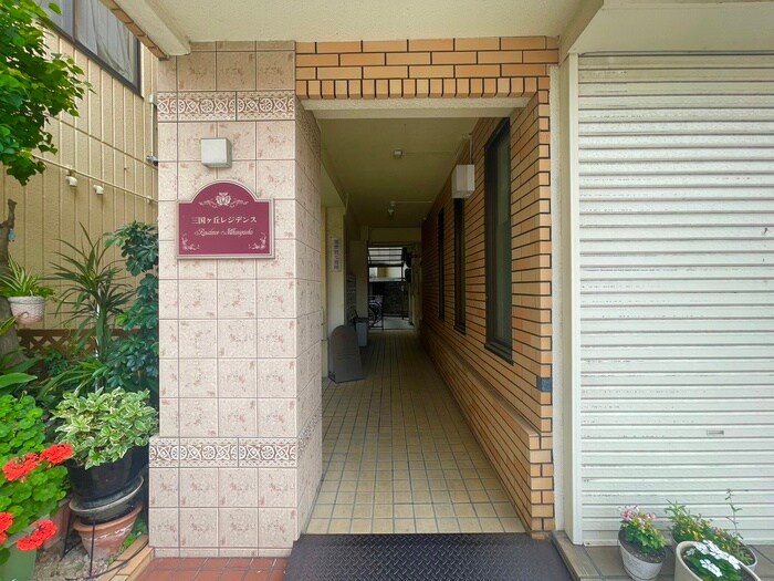 物件外観写真2　(エントランス部分)