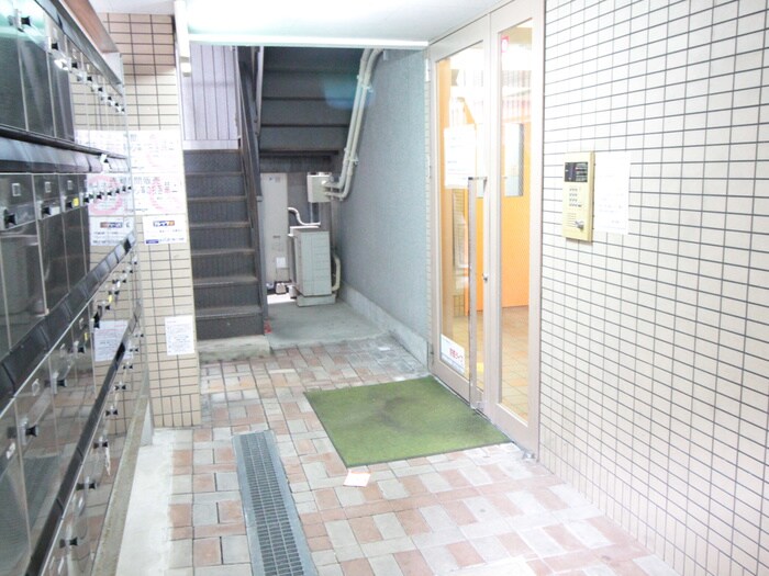 物件外観写真2　(エントランス部分)