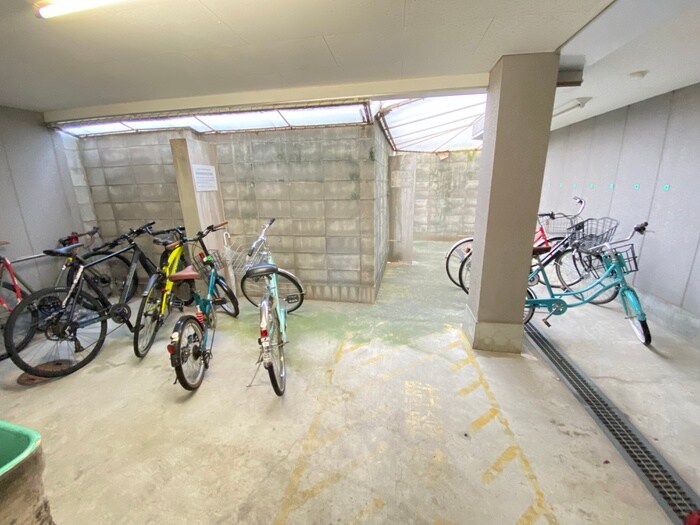 物件外観写真3　(駐輪場)