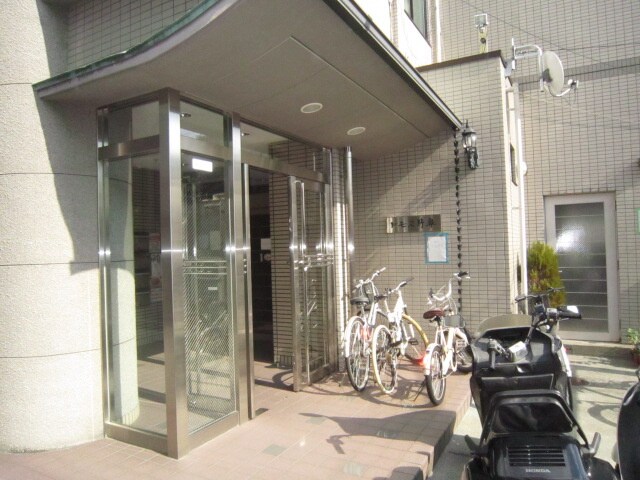 物件外観写真2　(エントランス部分)