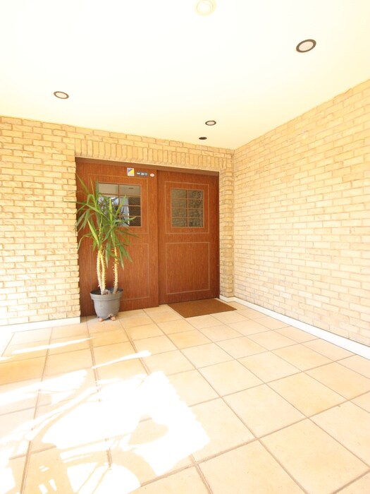 物件外観写真4　(エントランス部分)