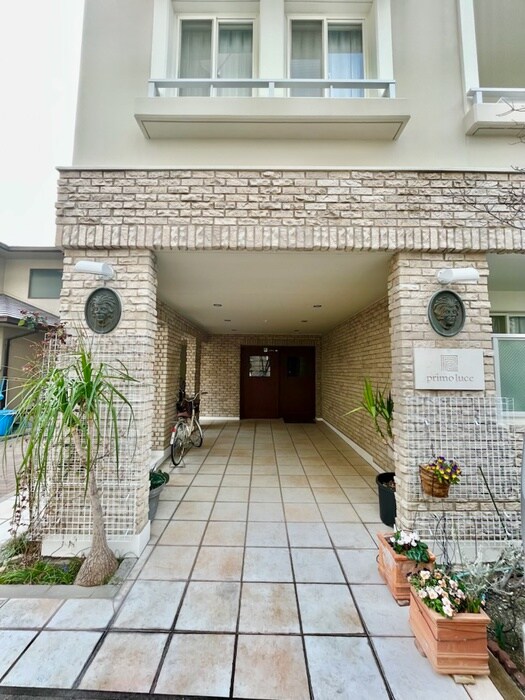 物件外観写真6　(エントランス部分)