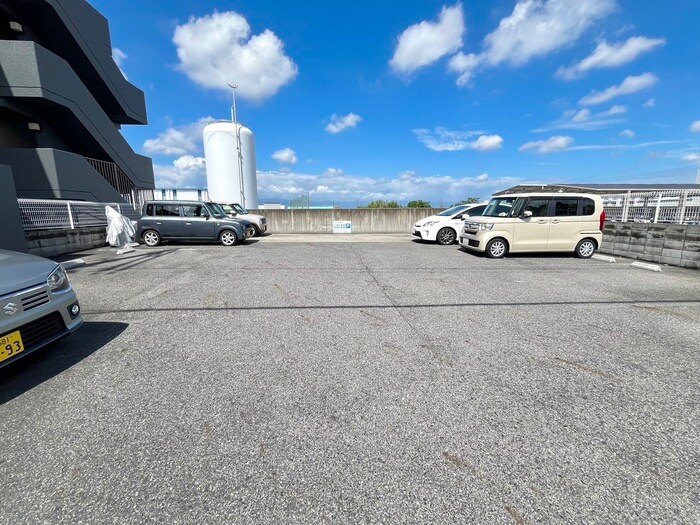 物件外観写真2　(駐車場)