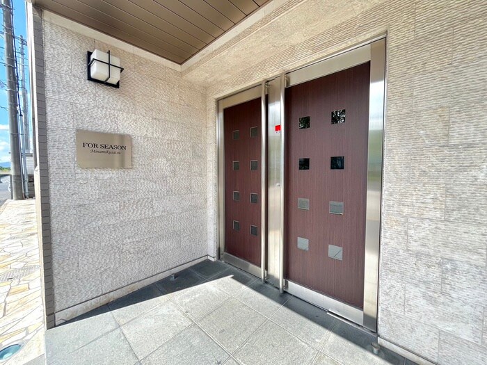 物件外観写真4　(エントランス部分)