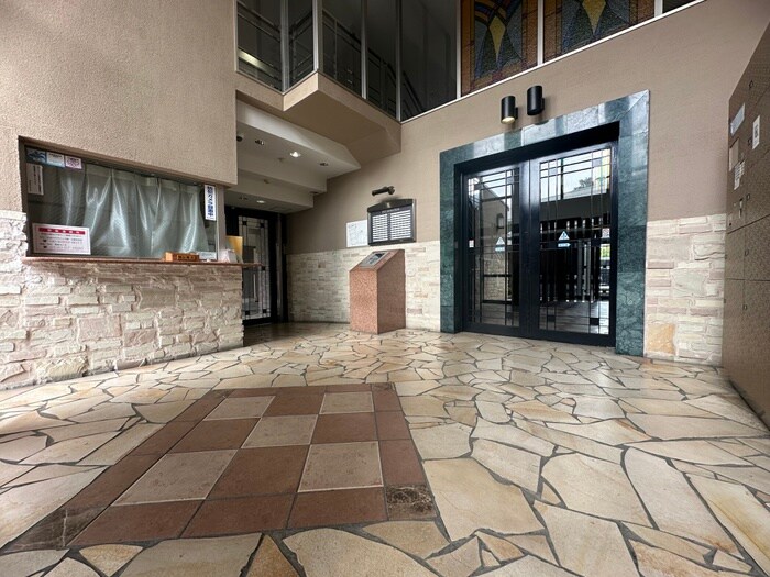 物件外観写真3　(エントランス部分)