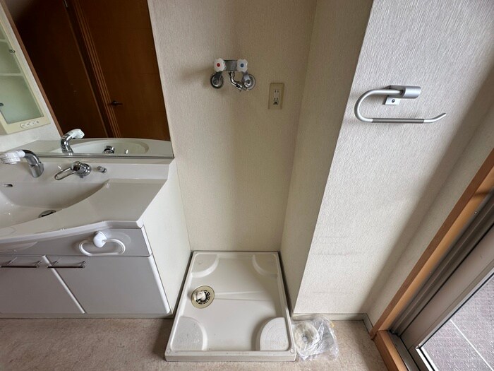 物件内観写真10　(洗濯機置場)