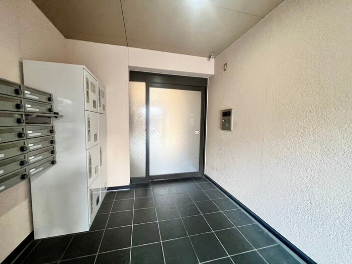 物件外観写真2　(エントランス部分)