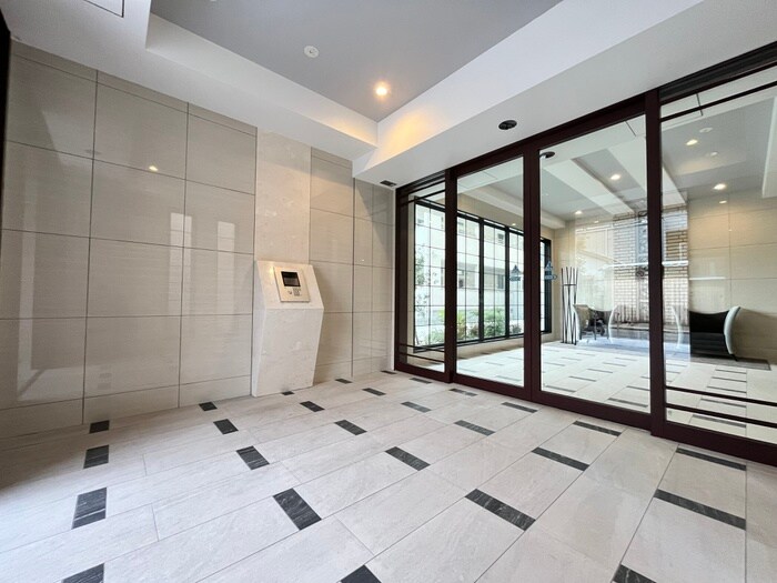 物件外観写真2　(エントランス部分)