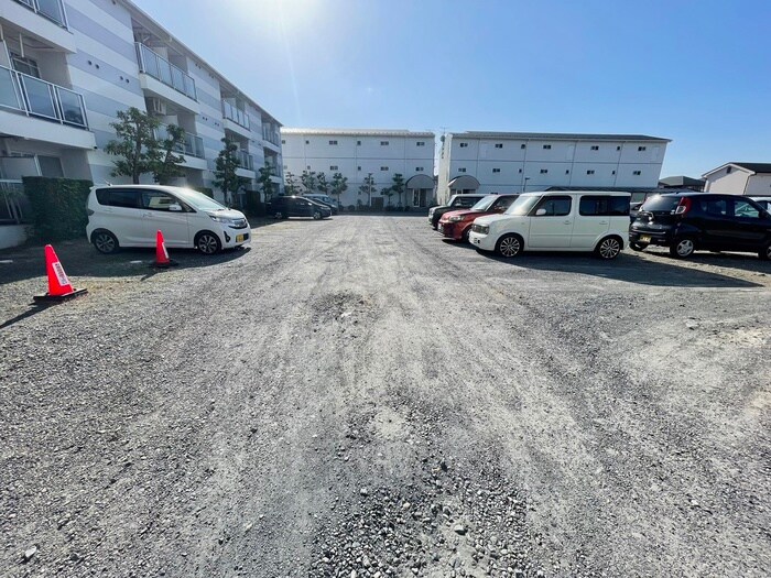 物件外観写真2　(駐車場)