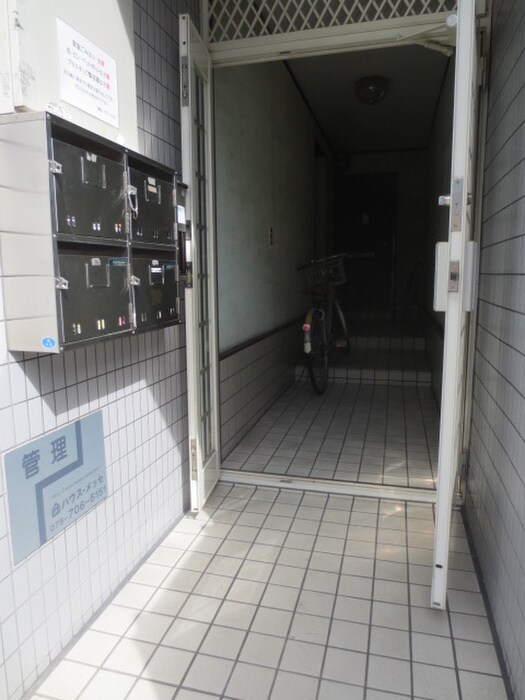 物件外観写真3　(エントランス部分)