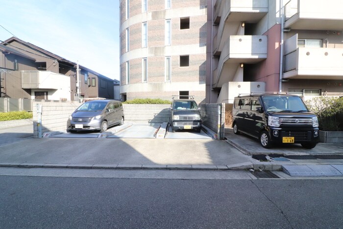 物件外観写真3　(駐車場)