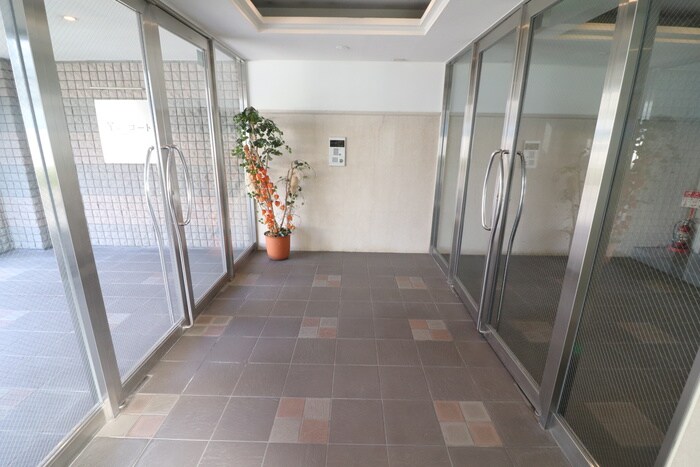 物件外観写真5　(エントランス部分)