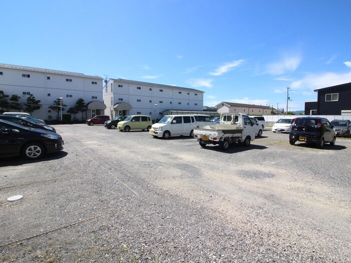 物件外観写真3　(駐車場)