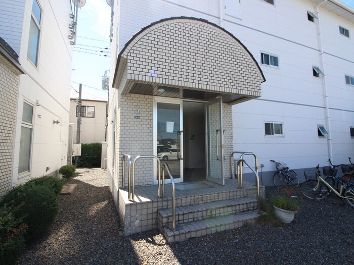 物件外観写真6　(エントランス部分)