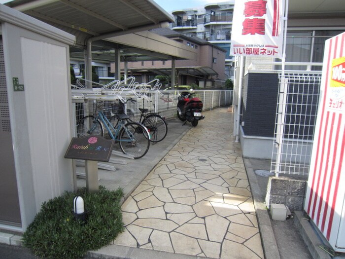 物件外観写真3　(エントランス部分)