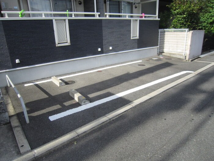 物件外観写真6　(駐車場)