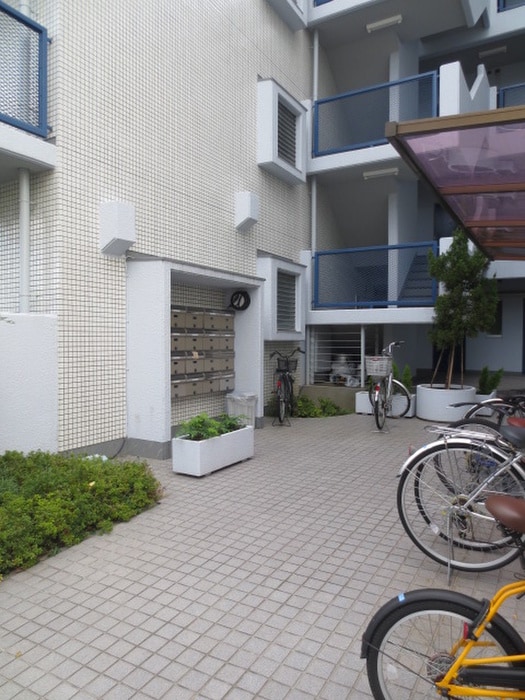 物件外観写真2　(エントランス部分)