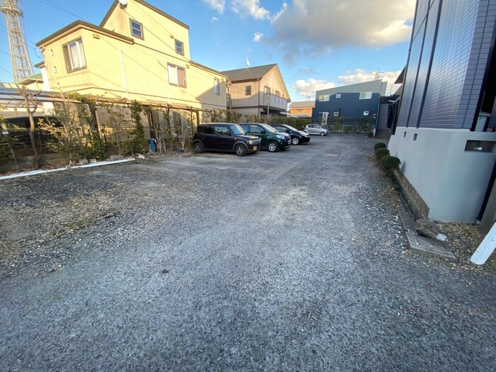 物件外観写真3　(駐車場)