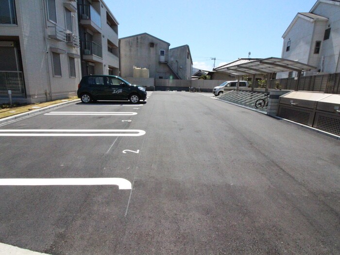 物件外観写真2　(駐車場)
