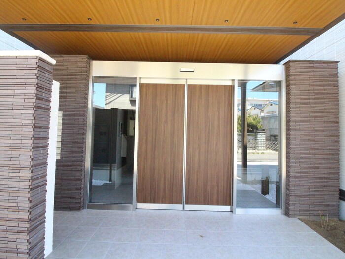 物件外観写真5　(エントランス部分)