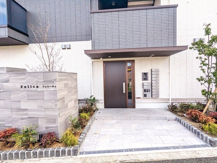 物件外観写真3　(エントランス部分)