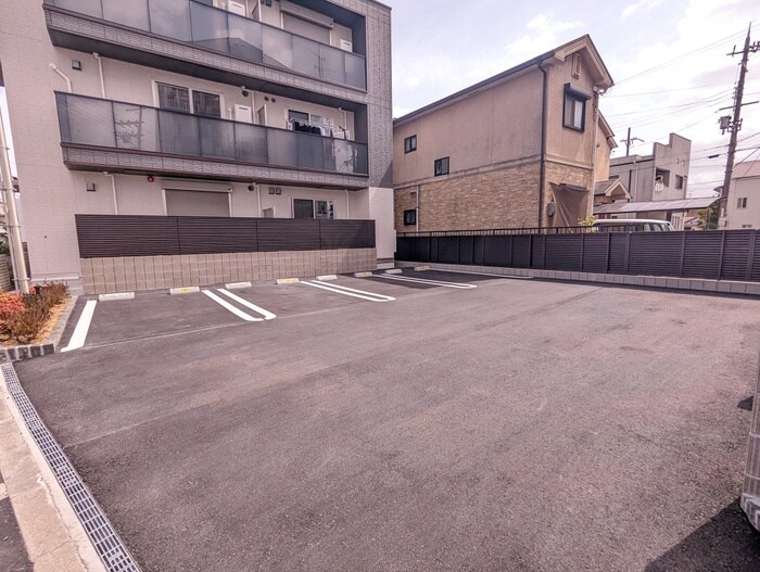 物件外観写真6　(駐車場)
