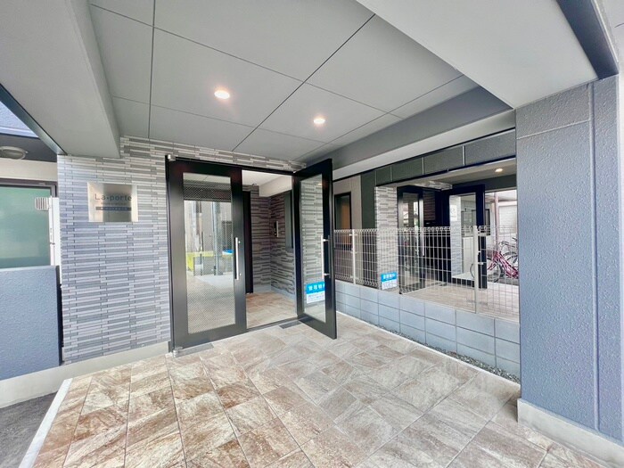 物件外観写真6　(エントランス部分)