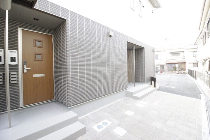 物件外観写真4　(エントランス部分)