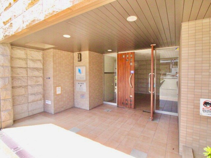 物件外観写真4　(エントランス部分)