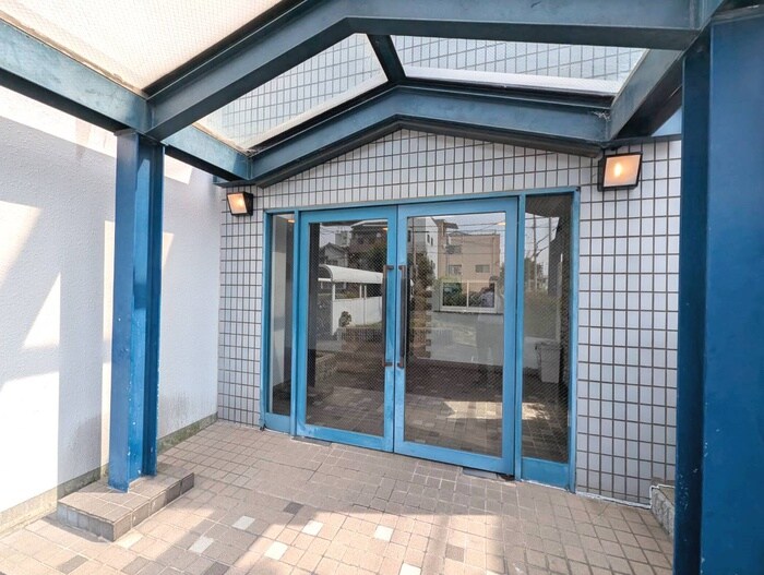 物件外観写真2　(エントランス部分)
