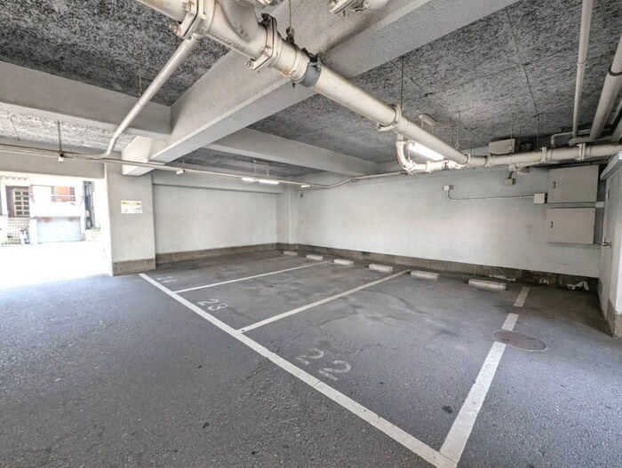 物件外観写真6　(駐車場)