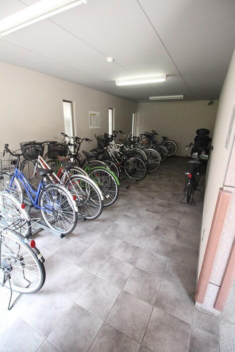 物件外観写真4　(駐輪場)