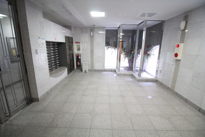 物件外観写真6　(エントランス部分)