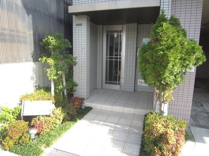 物件外観写真2　(エントランス部分)