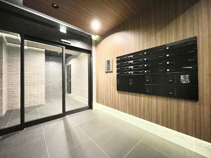 物件外観写真3　(エントランス部分)