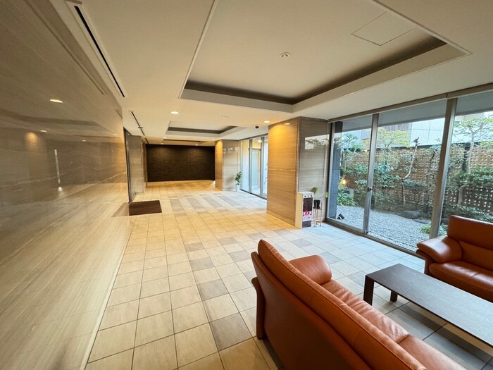 物件外観写真4　(エントランス部分)