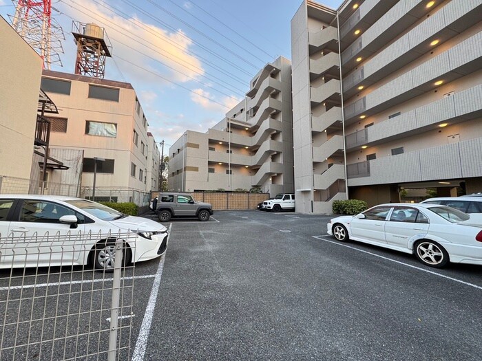 物件外観写真5　(駐車場)