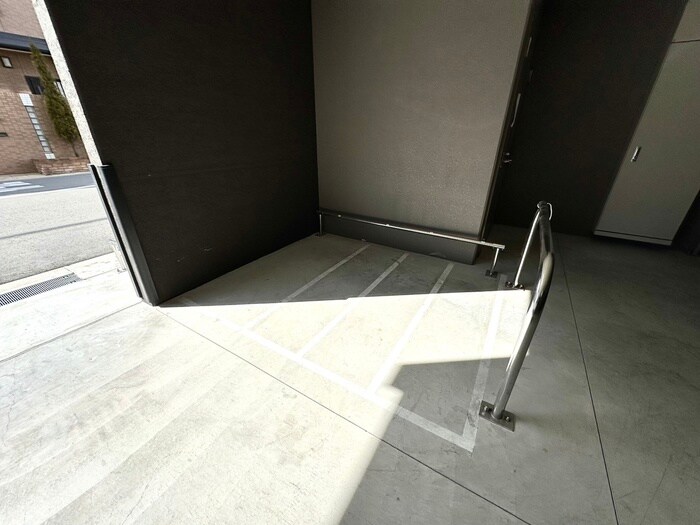 物件外観写真4　(バイク置き場)