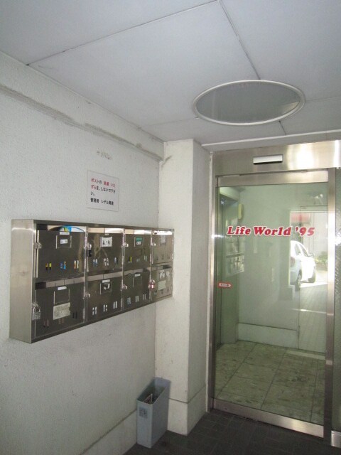 物件外観写真3　(エントランス部分)