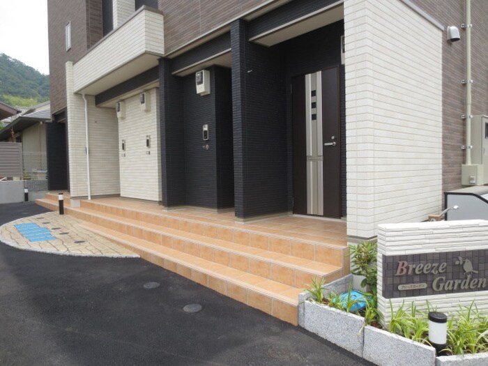 物件外観写真3　(エントランス部分)