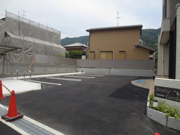 物件外観写真5　(駐車場)