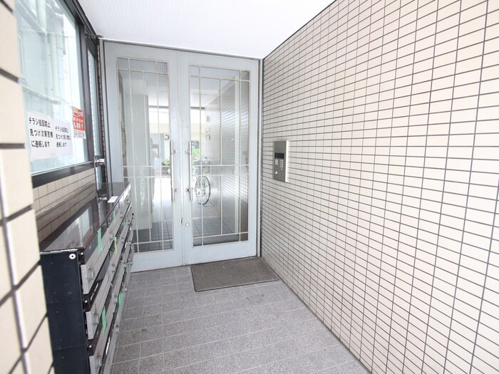 物件外観写真4　(エントランス部分)